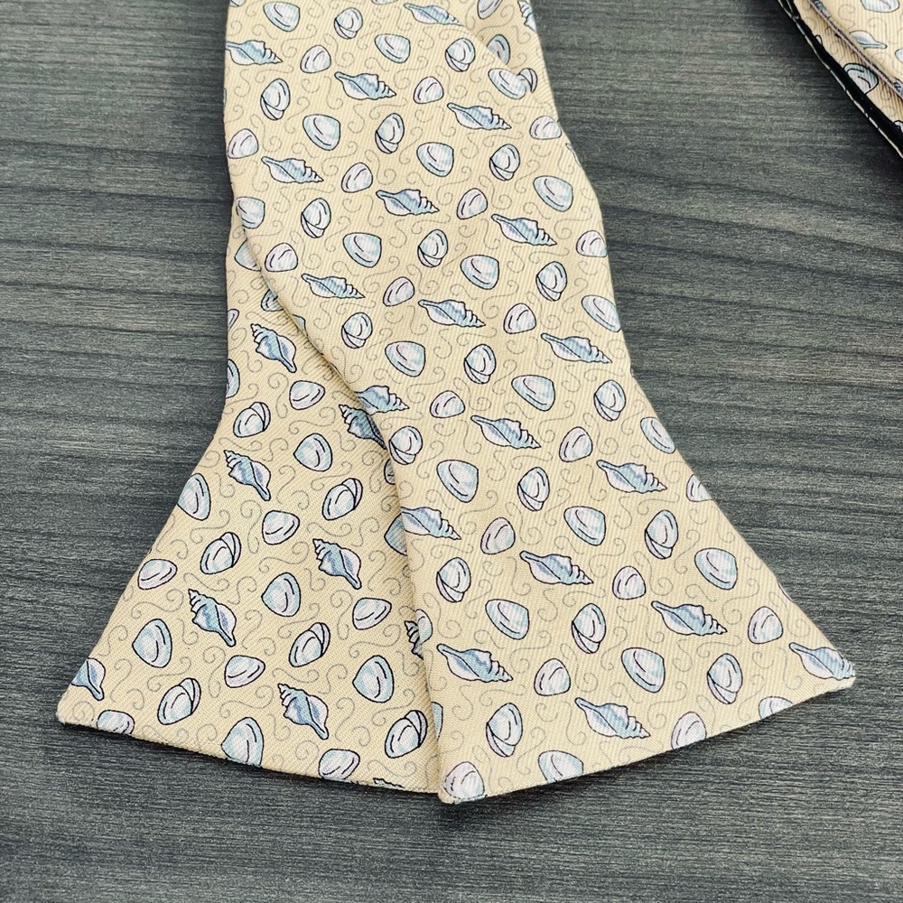 Vineyard Vines Seashell Patterned Bow Tie - image 1
